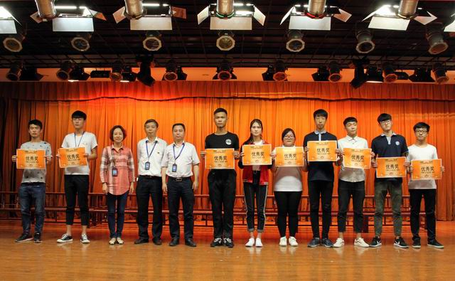 調(diào)整大小 13、楊繼強(qiáng)書記、李波書記和沈群書記給獲得優(yōu)秀獎(jiǎng)的代表隊(duì)頒獎(jiǎng).jpg
