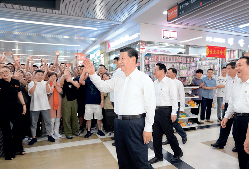 2023年9月20日至21日，中共中央總書記、國家主席、中央軍委主席習近平在浙江考察。這是20日上午，習近平在義烏國際商貿城考察時，同商戶親切交流。 新華社記者 李學仁/攝