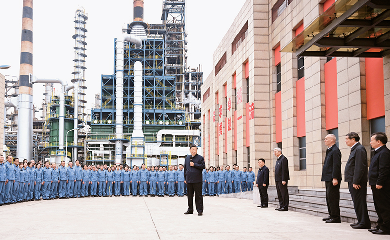 2023年10月10日至13日，中共中央總書記、國家主席、中央軍委主席習近平在江西考察。這是10日下午，習近平在中國石化九江分公司考察時，同企業(yè)員工親切交流。 新華社記者 謝環(huán)馳/攝