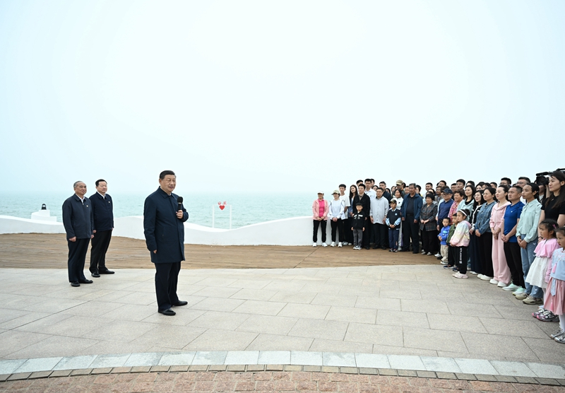 5月22日至24日，中共中央總書記、國(guó)家主席、中央軍委主席習(xí)近平在山東考察。這是22日下午，習(xí)近平在日照市陽(yáng)光海岸綠道同市民和游客親切交流。