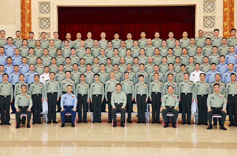 5月22日至24日，中共中央總書記、國(guó)家主席、中央軍委主席習(xí)近平在山東考察。這是23日上午，習(xí)近平在濟(jì)南親切接見(jiàn)駐濟(jì)南部隊(duì)上校以上領(lǐng)導(dǎo)干部，代表黨中央和中央軍委向駐濟(jì)南部隊(duì)全體官兵致以誠(chéng)摯問(wèn)候。