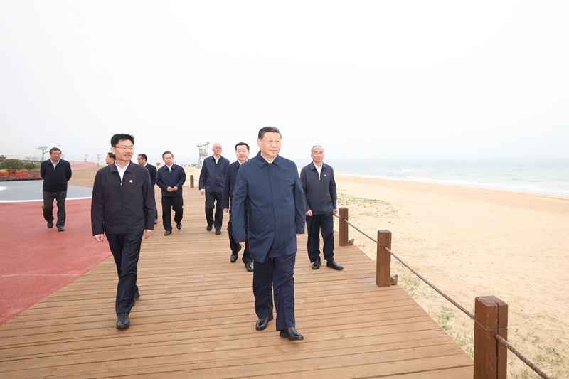 5月22日至24日，中共中央總書記、國(guó)家主席、中央軍委主席習(xí)近平在山東考察。這是22日下午，習(xí)近平在日照市陽(yáng)光海岸綠道考察。