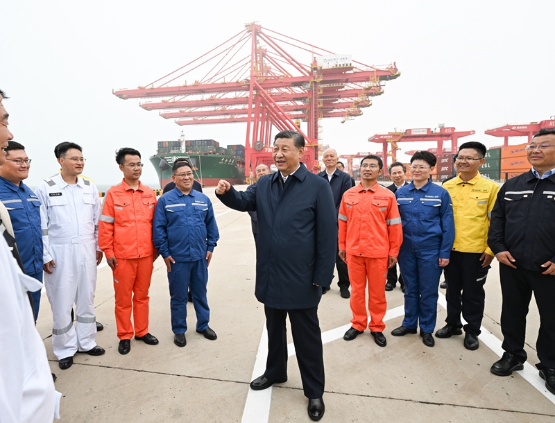??5月22日至24日，中共中央總書記、國(guó)家主席、中央軍委主席習(xí)近平在山東考察。這是22日下午，習(xí)近平在日照港親切慰問(wèn)港口科技工作者、運(yùn)營(yíng)人員、航運(yùn)人員。 
