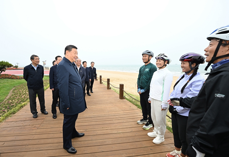 5月22日至24日，中共中央總書記、國(guó)家主席、中央軍委主席習(xí)近平在山東考察。這是22日下午，習(xí)近平在日照市陽(yáng)光海岸綠道同市民親切交流。
