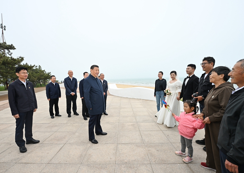 5月22日至24日，中共中央總書記、國(guó)家主席、中央軍委主席習(xí)近平在山東考察。這是22日下午，習(xí)近平在日照市陽(yáng)光海岸綠道同市民親切交流。
