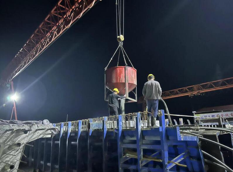 那些奮戰(zhàn)在一線的“勞動(dòng)剪影”。何儲(chǔ)世豪攝