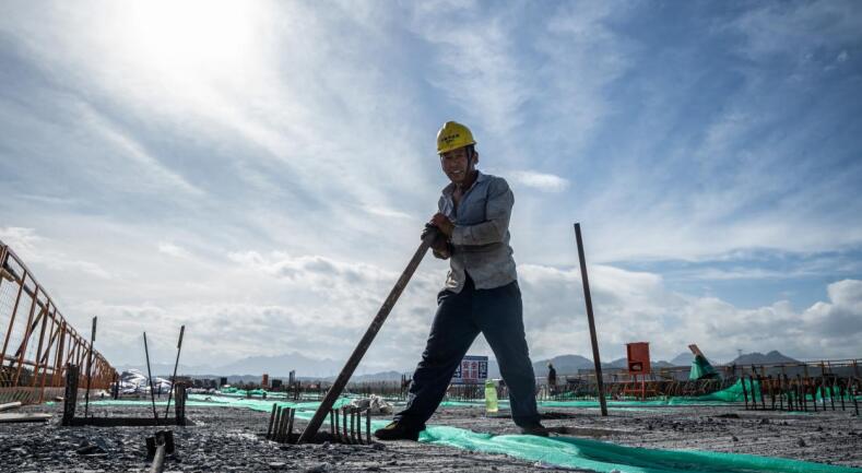 那些奮戰(zhàn)在一線的“勞動(dòng)剪影”。何儲(chǔ)世豪攝