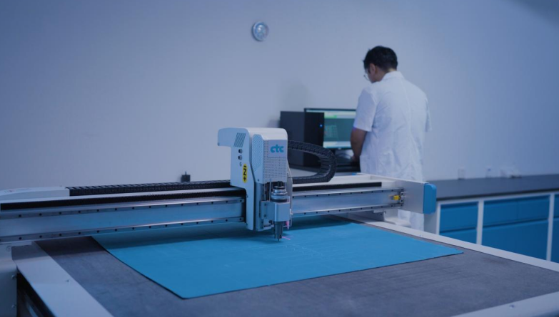 智能數(shù)控自動裁樣機(jī)。